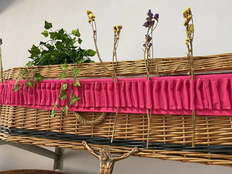 Rhubanau Blodau Angladd: Canmoliaethau Tawel, Meddyliau Diriaethol”