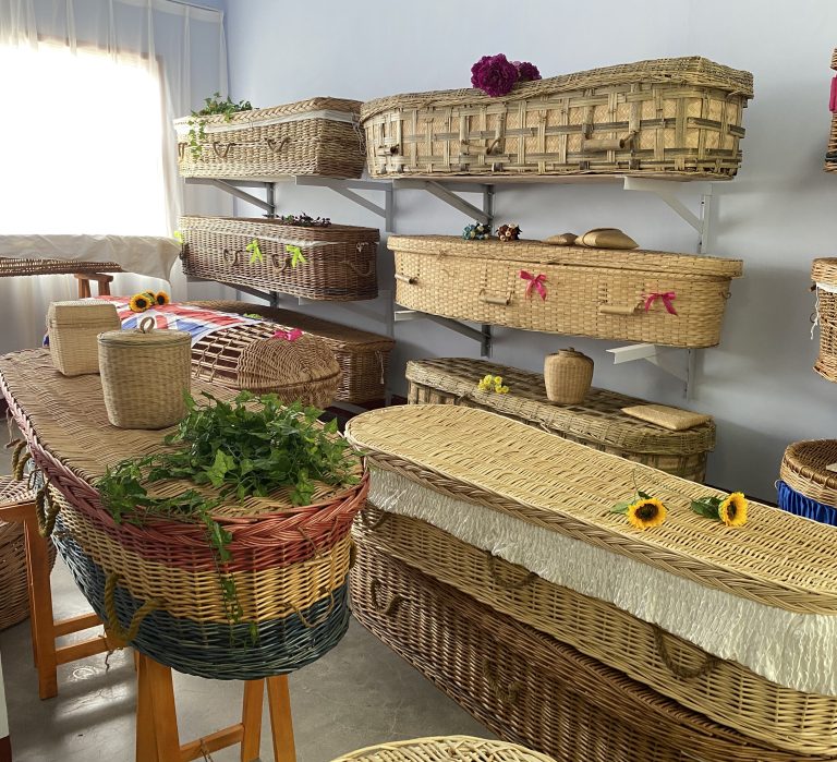 Pet Ashes Caskets: Embracing Green Farewells with Global Perspectives and Linshu’s Artistry