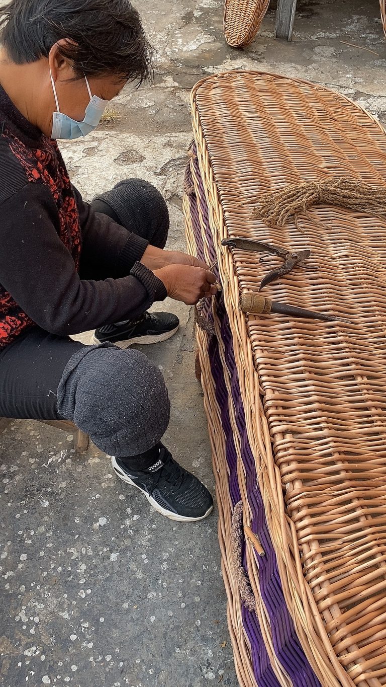 The Rise of Willow Coffins: A Global Eco-Friendly Trend Rooted in China’s Linshu Factories