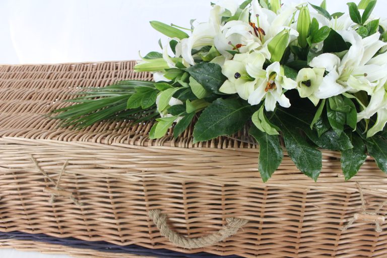 Een milieuvriendelijke geweven doodskist kiezen: een wereldwijd perspectief